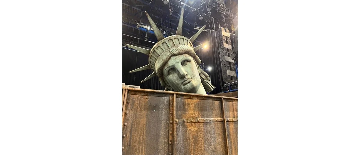 La tête de la Statue de la Liberté, utilisée comme sculpture scénique pour la tournée Freedom Tour de la comédie musicale Les Soprano.