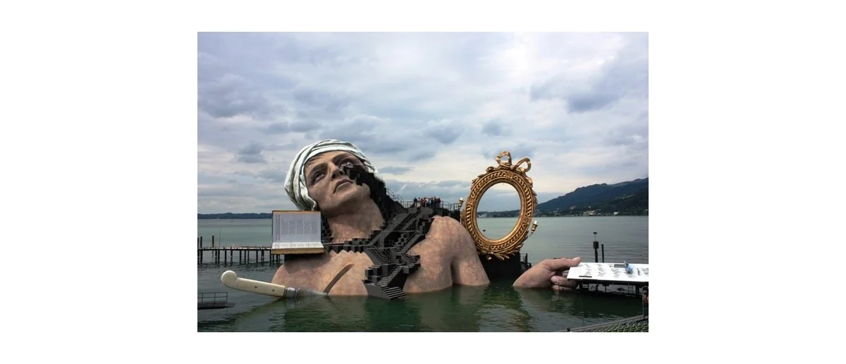Scénographie de l'opéra André Chénier au Festival de Bregenz, sur les rives du lac de Constance.